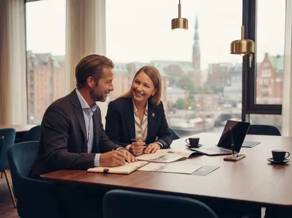 Beratungsgespräch am Besprechungstisch mit Hafenblick